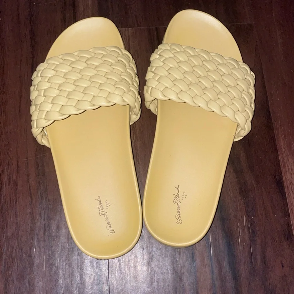 Universal Thread Sandals - Picture 1 of 3